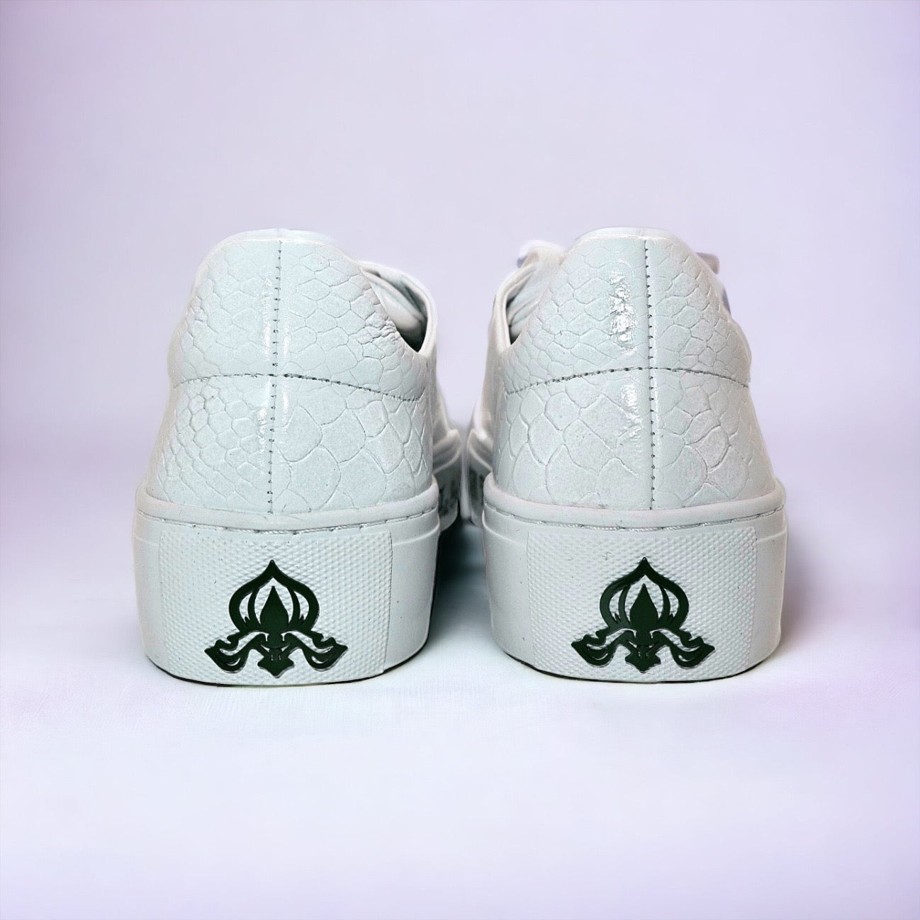 Michaela sneakers white for the V Best Amare Girls |